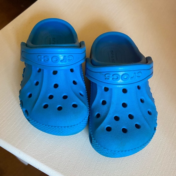 Little kids blue crocs - Picture 2 of 5